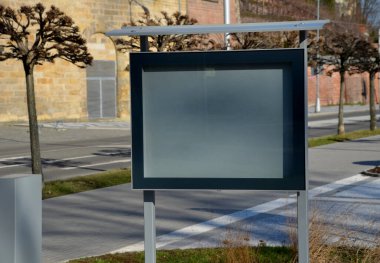 Ziyaret kuralları, meydandaki ilan panosu, cam kapılı arka aydınlatma dolabı. Siyah çerçeveli gri çelik. Yayaların görmesi için kulüp bilgileri ve belgeler