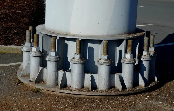 Graue Stahlsäule Träger Mit Massiven Großen Schrauben Mit Betonfundament Verschraubt — Stockfoto