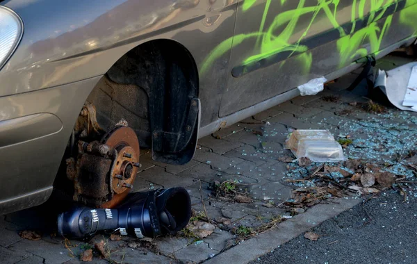 Rozpylony Wrak Samochodu Który Został Okradziony Kół Pod Tarczą Hamulcową — Zdjęcie stockowe