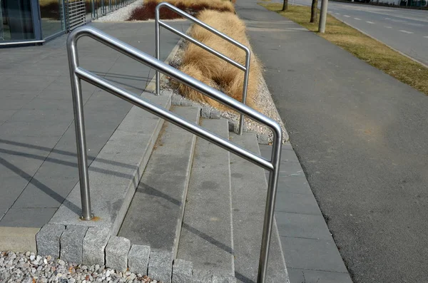 Σκυρόδεμα Σκάλα Ανοξείδωτο Χάλυβα Στιλβωμένο Σωληνοειδές Κιγκλίδωμα Λιθόστρωτα Λιθόστρωτα Τσιμεντένια — Φωτογραφία Αρχείου