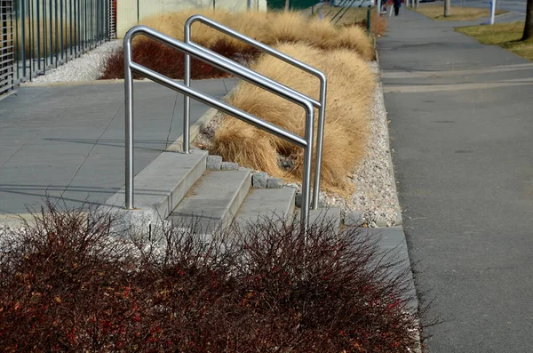 Σκυρόδεμα Σκάλα Ανοξείδωτο Χάλυβα Στιλβωμένο Σωληνοειδές Κιγκλίδωμα Λιθόστρωτα Λιθόστρωτα Τσιμεντένια — Φωτογραφία Αρχείου