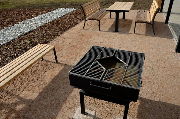 ペルゴラ ガーデンパビリオンは 金属グリルが装備されています 公共のバーベキュー場だ 木製のキャンプテーブル 公園のベージュの砂利の休憩所の周りの芝生 新しい — ストック写真