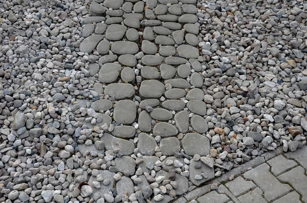 小石で満たされた穴で通常のグリッド内の通気コンクリートタイルで作られた新しい浸透駐車場 舗装や岩や小石のパターンが交差する歩道 — ストック写真