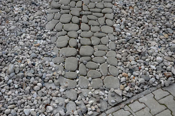 Çakıl Taşlarıyla Dolu Delikleri Olan Normal Bir Izgaradaki Havalanmış Beton — Stok fotoğraf