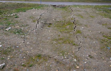 Toprak çöker ve yer yarılır. Kazı çalışmalarından sonra yetersiz sıkıştırılmış arazi. Toprak yerleşir ve dibe çöker. Depremden sonra mayınlı bölge