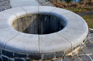 Gölcükler, su depoları ve beton baraj kuyusu. Akışı belirleyen profiller, barajın altından akacak. Çember şeklinde bir servis taşı şaftı çok iyi ulaşır.