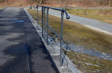 Gölcükler, su depoları ve beton baraj kuyusu. Akışı belirleyen profiller, barajın altından akacak. Çember şeklinde bir servis taşı şaftı çok iyi ulaşır.