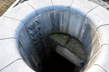 Gölcükler, su depoları ve beton baraj kuyusu. Akışı belirleyen profiller, barajın altından akacak. Çember şeklinde bir servis taşı şaftı çok iyi ulaşır.