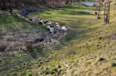  Sel baskını, suyun hızla aktığı dar bir nehir yatağına yol açtı. Vurgun bir taşla yapılmalı ki su borularına zarar vermesin. Su borularına sel basmasın.