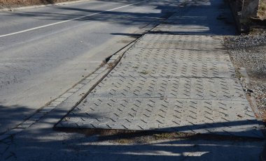 Asfalt yolların ya da kaldırımların çalışan makinelerden ya da bu koridorun geçici olarak kullanması gereken ağır inşaatlardan zarar görmemesi için kauçuk bir döşek ve kayma önleyici paspas katmanıdır.