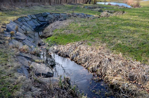 Arroyo Inundado Llevó Estrecho Lecho Río Donde Agua Drena Rápidamente — Foto de Stock