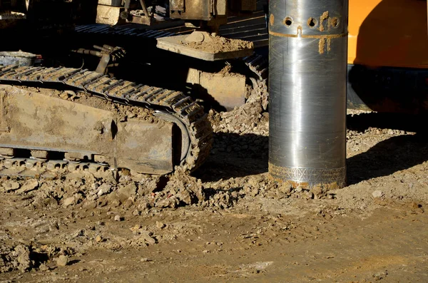 采用管钻孔的钻机 用于基柱的混凝土化和底土的灌浆 钢丝增强网状圆筒 可就地安装 — 图库照片
