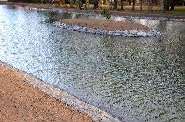 Gölcükler, su depoları ve beton baraj kuyusu. Akışı belirleyen kılavuz profiller, baraj borusunun altından akacak. Parmaklıklar ve köprüler suya açılıyor. servis taşı merdiveni