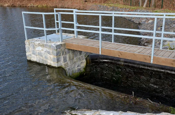 Puente Sobre Vertedero Seguridad Presa Puente Piedra Con Pavimentación Natural —  Fotos de Stock