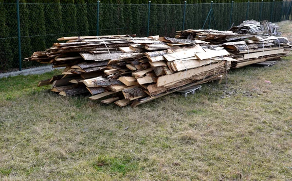 Drewno Opałowe Dużych Wiązkach Krawędzie Kłód Piły Deski Krawędziowe Pozostałościami — Zdjęcie stockowe
