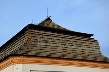 Karpatya tarzı kilisede viking üzerine ahşap panelli kule şekli. Duvarlar ve kiremit kiremitlerden yapılmış çatı kirişleri. Kütüklerin yarısı, barok bir kulübeye benziyor.