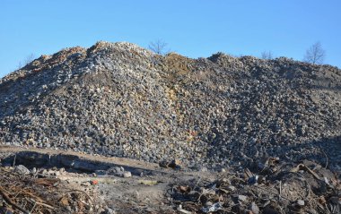 Bir apartmanın yıkılması. Betonu kablolarla güçlendirmek duvarcılıktan dışarı bakar ve kıyamet sahnesi yaratır. Bombalamadan sonra iş temizliği. Yapı geliştirme hazırlığı