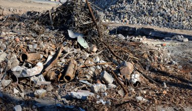 Geri dönüşüm için inşaat atıkları. Gerekli kesri ezdikten sonra, yol altında ve inşaat için daha küçük parçaları temel ve drenaj katmanları olarak kullanmak mümkündür.