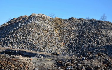 Geri dönüşüm için inşaat atıkları. Gerekli kesri ezdikten sonra, yol altında ve inşaat için daha küçük parçaları temel ve drenaj katmanları olarak kullanmak mümkündür.