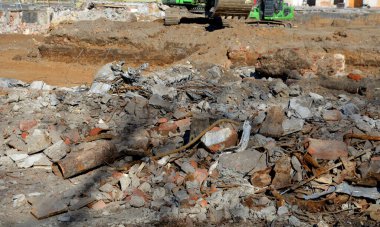 Geri dönüşüm için inşaat atıkları. Gerekli kesri ezdikten sonra, yol altında ve inşaat için daha küçük parçaları temel ve drenaj katmanları olarak kullanmak mümkündür.