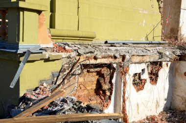 Çatal matkapla asansördeki bir apartman işçisinin yıkımı. Kıyamet sahnesi yaratıyor. Bombalamadan sonra iş temizliği. Tarihi şato binasının yeniden inşası