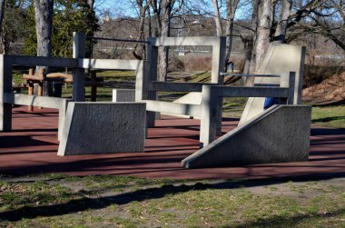 Parkour yeni bir spor. Amacı, etkin bir şekilde hareket etmeyi ve çevredeki çeşitli engelleri aşmayı öğrenmektir. parkta çocuklar ve yetişkinler için oyun alanı, atlama, atlama, tırmanma engelleri