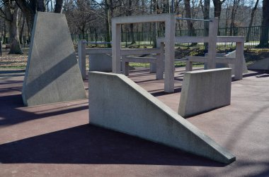 Parkour yeni bir spor. Amacı, etkin bir şekilde hareket etmeyi ve çevredeki çeşitli engelleri aşmayı öğrenmektir. parkta çocuklar ve yetişkinler için oyun alanı, atlama, atlama, tırmanma engelleri