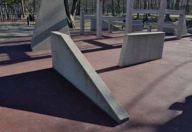 Parkour yeni bir spor. Amacı, etkin bir şekilde hareket etmeyi ve çevredeki çeşitli engelleri aşmayı öğrenmektir. parkta çocuklar ve yetişkinler için oyun alanı, atlama, atlama, tırmanma engelleri