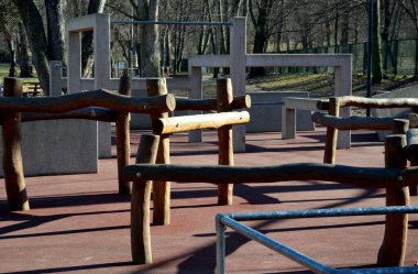 Parkour yeni bir spor. Amacı, etkin bir şekilde hareket etmeyi ve çevredeki çeşitli engelleri aşmayı öğrenmektir. parkta çocuklar ve yetişkinler için oyun alanı, atlama, atlama, tırmanma engelleri