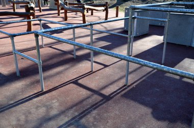 Parkour yeni bir spor. Amacı, etkin bir şekilde hareket etmeyi ve çevredeki çeşitli engelleri aşmayı öğrenmektir. parkta çocuklar ve yetişkinler için oyun alanı, atlama, atlama, tırmanma engelleri