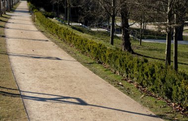 Zemin kattaki kalenin önündeki süslü çiçek tarhında. Yıllık ekimin çember şeklinde ya da güzel bir çimenlikle çevrili şeritleri vardır. Barok kaynaklı gerçek dışı desenler