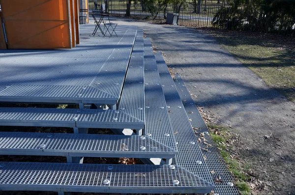 Escaleras Metal Son Amplias Transparentes Hecho Rejilla Acero Inoxidable Adecuado — Foto de Stock