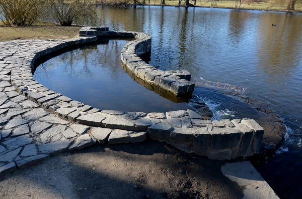 Der Zufluss Zum Teich Wird Einem Gepflasterten Kleinen Teich Verlangsamt — Stockfoto