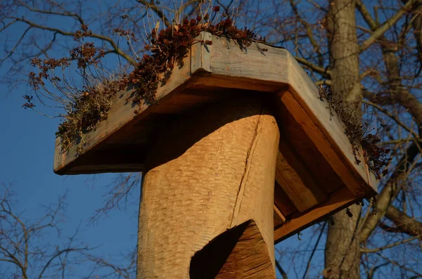 Egy Fából Készült Oszlop Durván Megmunkált Rönkökből Tetejének Zöld Teteje — Stock Fotó