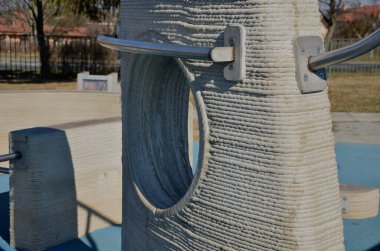 Tırtıklı, sert beton duvarlar, çarpık korkuluklar Parkour ve yeni spor. Amacı etkili bir şekilde hareket etmeyi öğrenmek ve çeşitli engelleri yönetmeyi. engelli parkur sıçrayışları, tırmanış, delik