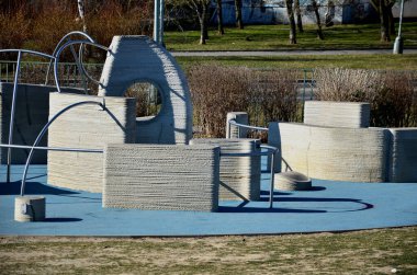 Tırtıklı, sert beton duvarlar, çarpık korkuluklar Parkour ve yeni spor. Amacı etkili bir şekilde hareket etmeyi öğrenmek ve çeşitli engelleri yönetmeyi. engelli parkur sıçrayışları, tırmanış, delik