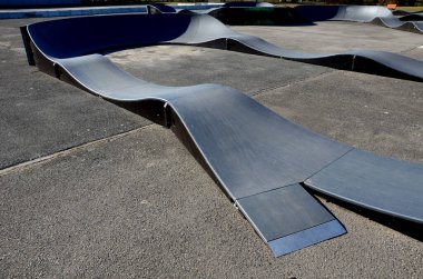 Otoparkta bisiklet yolu Pompalama (yukarı ve aşağı hareket) modüler pompa pisti boyunca bisiklet, scooter, kaykay ve dahili patenleri hareket ettirmek için pedal ve zıplama yerine kullanılır