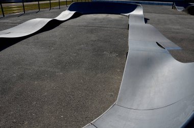 Otoparkta bisiklet yolu Pompalama (yukarı ve aşağı hareket) modüler pompa pisti boyunca bisiklet, scooter, kaykay ve dahili patenleri hareket ettirmek için pedal ve zıplama yerine kullanılır