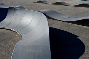 Otoparkta bisiklet yolu Pompalama (yukarı ve aşağı hareket) modüler pompa pisti boyunca bisiklet, scooter, kaykay ve dahili patenleri hareket ettirmek için pedal ve zıplama yerine kullanılır