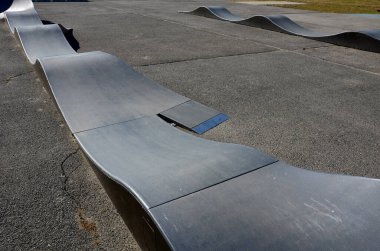 Otoparkta bisiklet yolu Pompalama (yukarı ve aşağı hareket) modüler pompa pisti boyunca bisiklet, scooter, kaykay ve dahili patenleri hareket ettirmek için pedal ve zıplama yerine kullanılır