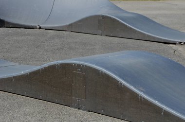 Otoparkta bisiklet yolu Pompalama (yukarı ve aşağı hareket) modüler pompa pisti boyunca bisiklet, scooter, kaykay ve dahili patenleri hareket ettirmek için pedal ve zıplama yerine kullanılır