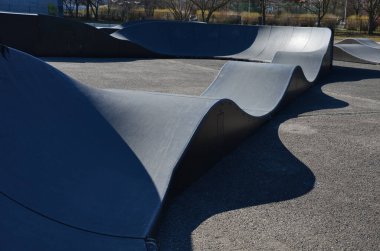 Otoparkta bisiklet yolu Pompalama (yukarı ve aşağı hareket) modüler pompa pisti boyunca bisiklet, scooter, kaykay ve dahili patenleri hareket ettirmek için pedal ve zıplama yerine kullanılır