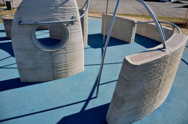 Tırtıklı, sert beton duvarlar, çarpık korkuluklar Parkour ve yeni spor. Amacı etkili bir şekilde hareket etmeyi öğrenmek ve çeşitli engelleri yönetmeyi. engelli parkur sıçrayışları, tırmanış, delik