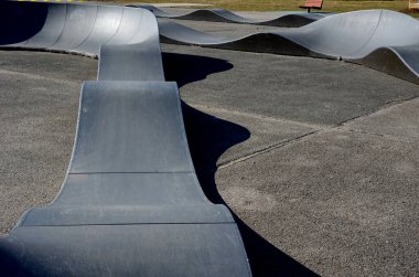 Otoparkta bisiklet yolu Pompalama (yukarı ve aşağı hareket) modüler pompa pisti boyunca bisiklet, scooter, kaykay ve dahili patenleri hareket ettirmek için pedal ve zıplama yerine kullanılır