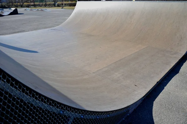 Kaykay için metal inşaat rampası, dahili scooter ya da BMX motorlu serbest stil için bir platform görevi görüyor. Su geçirmez kontrplaktan yapılmış ahşap tahtalar.