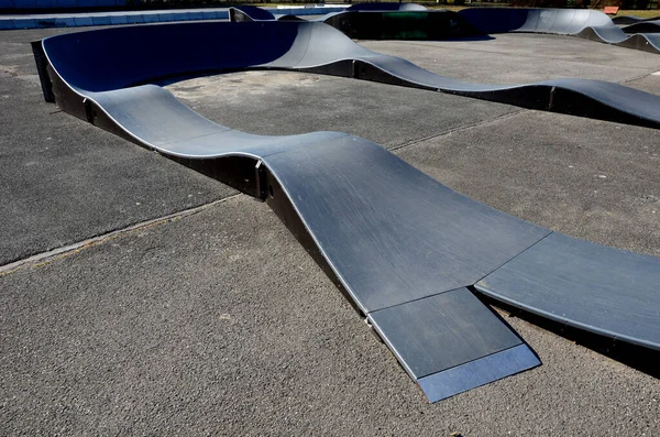 Otoparkta bisiklet yolu Pompalama (yukarı ve aşağı hareket) modüler pompa pisti boyunca bisiklet, scooter, kaykay ve dahili patenleri hareket ettirmek için pedal ve zıplama yerine kullanılır