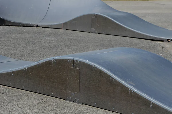 Otoparkta bisiklet yolu Pompalama (yukarı ve aşağı hareket) modüler pompa pisti boyunca bisiklet, scooter, kaykay ve dahili patenleri hareket ettirmek için pedal ve zıplama yerine kullanılır