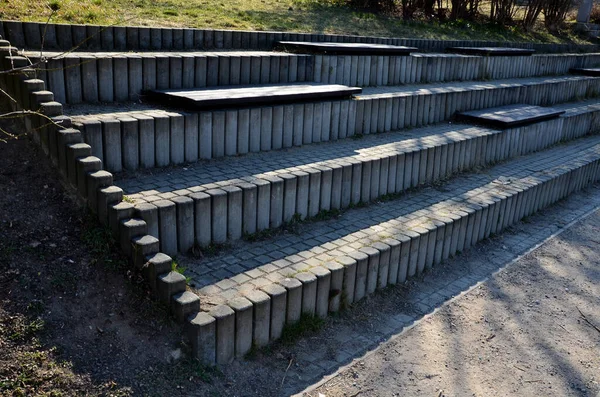 Beton merdiven nehre bakan bir tiyatro tezgahı görevi görüyor. Ahşap banklarla gezinti güvertesinde kaldırım taşı küpleri. Tropikal ağaçlarla dolu uzun merdivenlerde de oturabilirsiniz. palisades