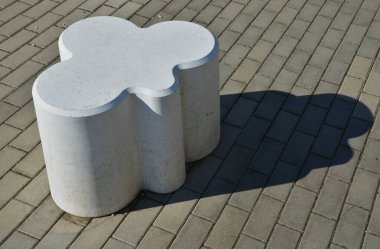 Yumuşak beton sandalye büyüklüğünde döşemeler. Yaya bölgesine girmek için kentsel tasarım bariyeri olarak uygun. Moka şekeri küpleri şeklinde. iskambil iskambil sembolü. Asfaltta beyaz kalpler