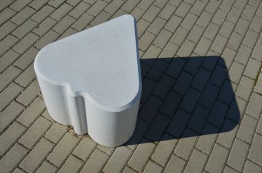 Yumuşak beton sandalye büyüklüğünde döşemeler. Yaya bölgesine girmek için kentsel tasarım bariyeri olarak uygun. Moka şekeri küpleri şeklinde. iskambil iskambil sembolü. Asfaltta beyaz kalpler